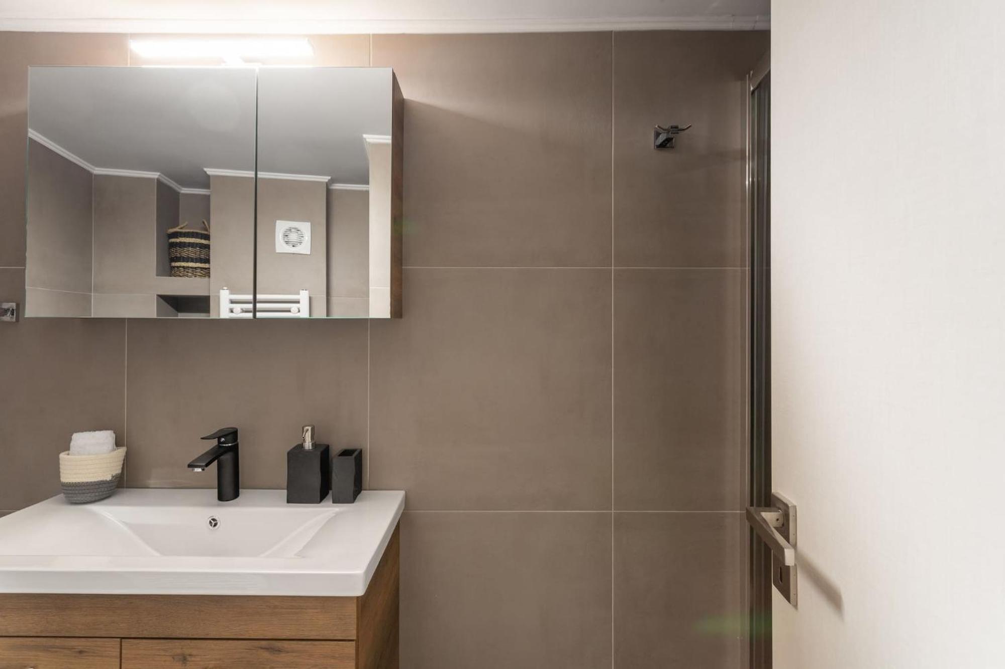 Deluxe 3-Bdrm Urban-Industrial Apt At Acropolis 雅典 外观 照片