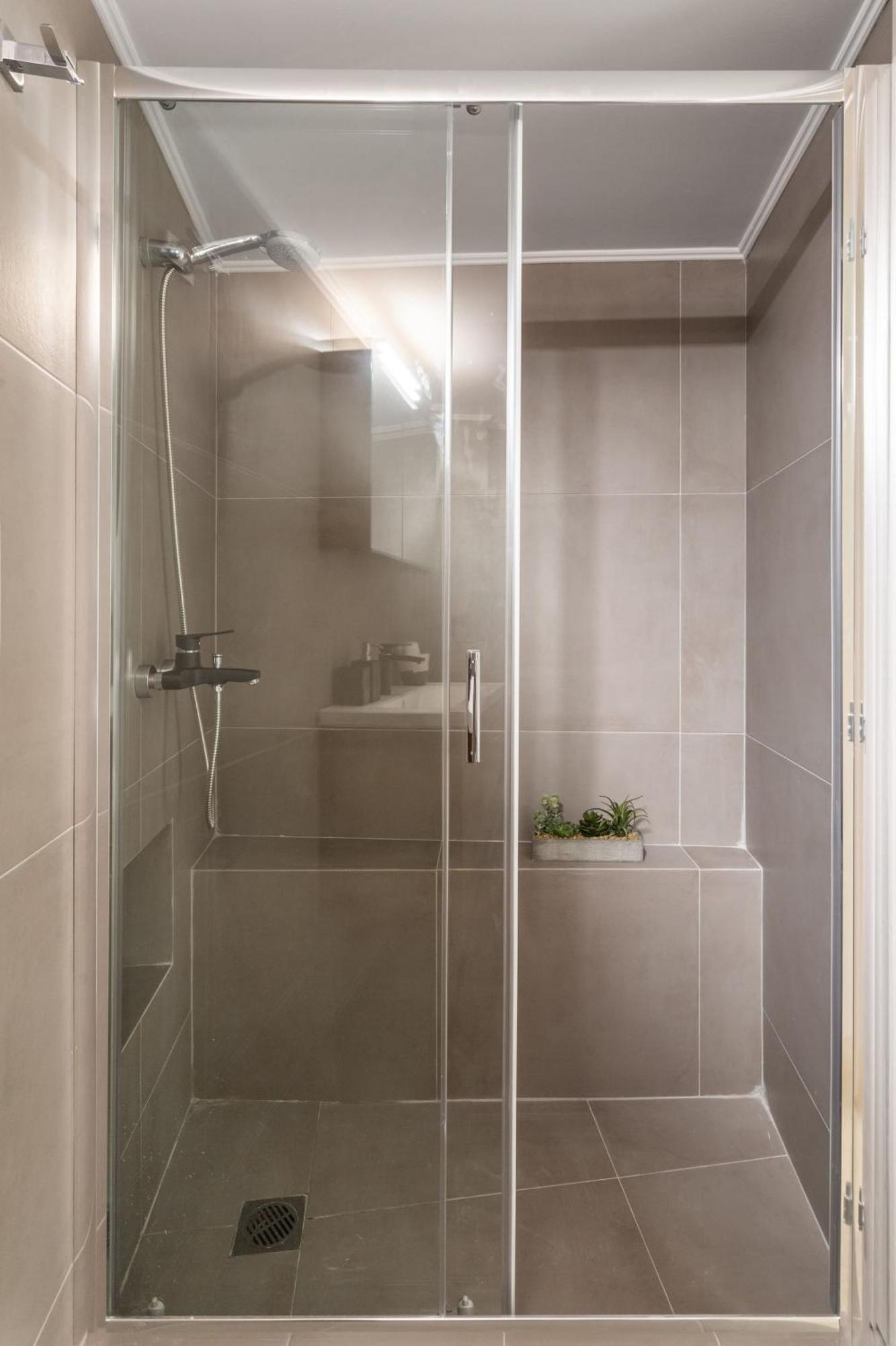 Deluxe 3-Bdrm Urban-Industrial Apt At Acropolis 雅典 外观 照片